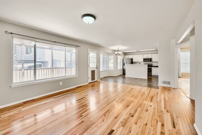Building Photo - Evolve Real Estate: Meticulous Executive 4 Bedroom Plus Finished Basement Available IMMEDIATELY!
