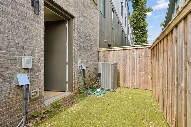 Building Photo - 102 Cityview Ct NE