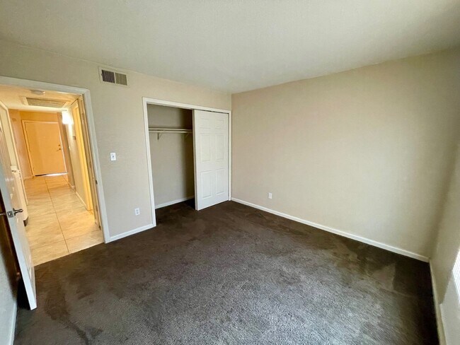 Building Photo - 2 Bedroom Condo close to airport