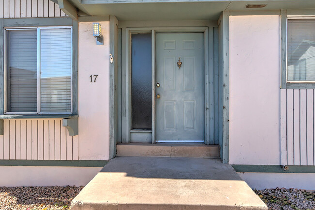 Building Photo - Great 3 bedroom and 2.5 bath home - 6 or 1...