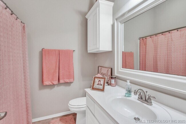 Building Photo - Beautiful 4 Bed 2 Bath Home with 2 car gar...