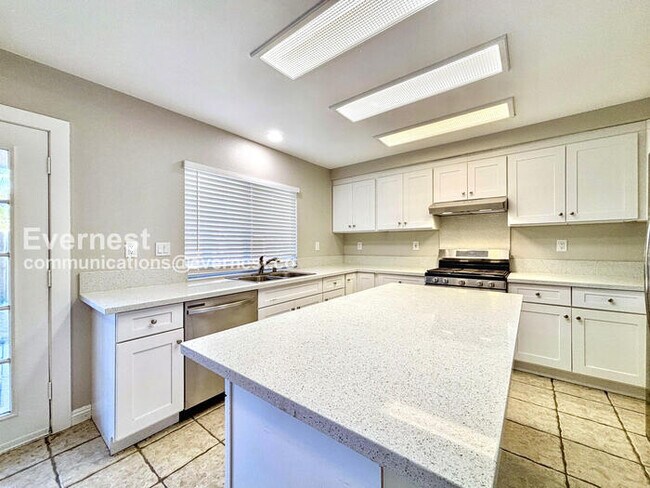 Building Photo - 4-Bedroom Home with Garage / Vouchers Acce...