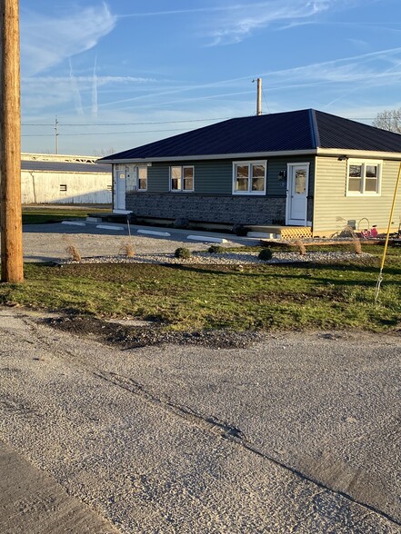 Building Photo - 105 Wapak St