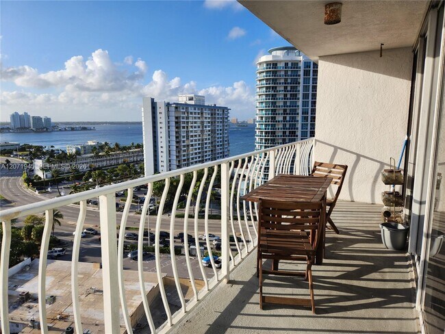 Building Photo - 7601 E Treasure Dr