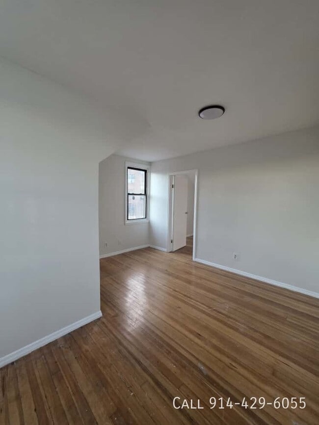 Building Photo - 4 Elm St