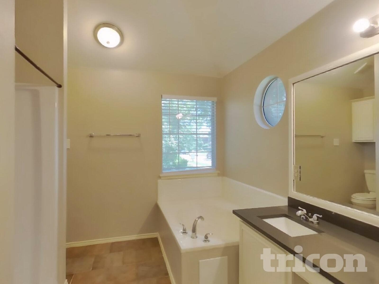 Building Photo - 834 San Jacinto Dr