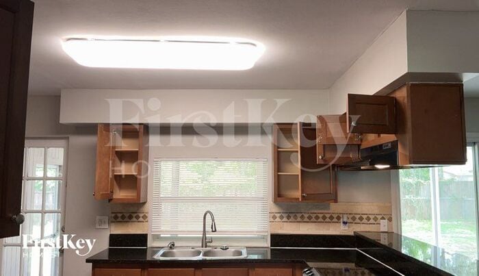 Building Photo - 9331 Forest Hills Dr