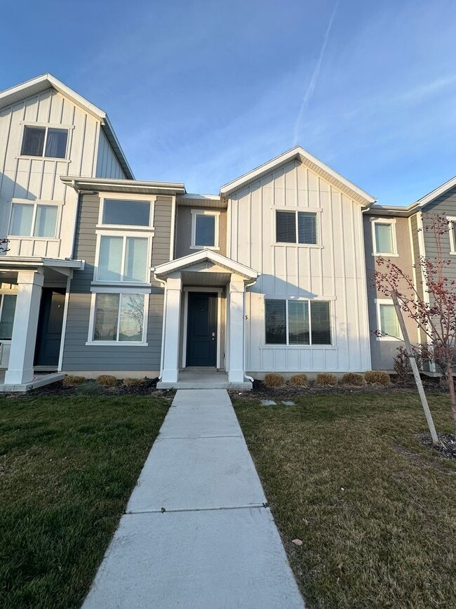 Building Photo - Tiered Rent + $800 Amazon Gift Card + 2 Weeks Free! 3 Bed 2.5 Bath Townhome in West Haven!