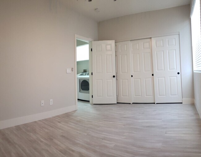 Building Photo - 198 Crown Imperial St