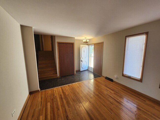 Building Photo - 16710 Kenwood Ave