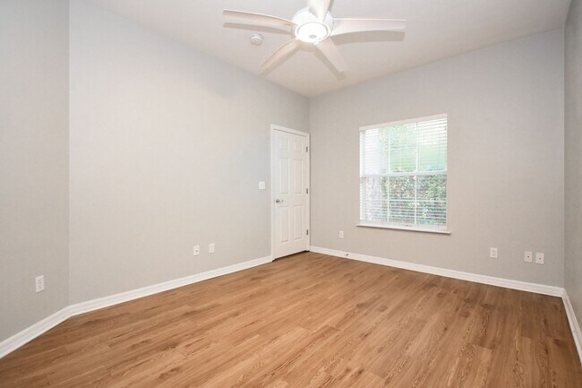Building Photo - Charming 2BR/2BA End-Unit Condo in Monticello