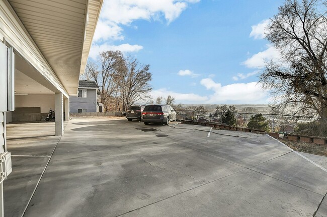 Building Photo - 2112 Dakota Ave