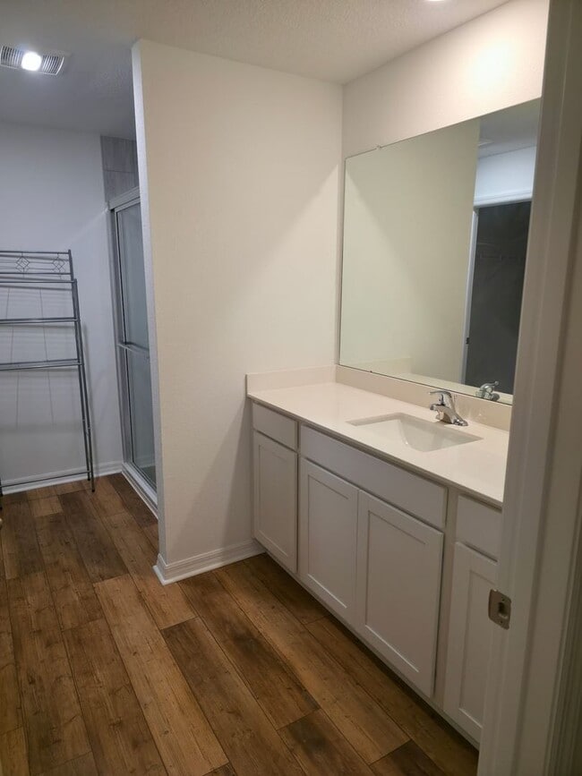 Building Photo - Brand New 3/2/2 furnished close to I75 to commute to Tampa or Ocala.