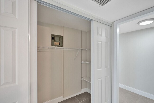 Building Photo - 4810