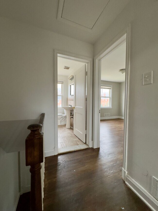 Building Photo - Spacious 3Bed/1.5Bath in Woodlawn