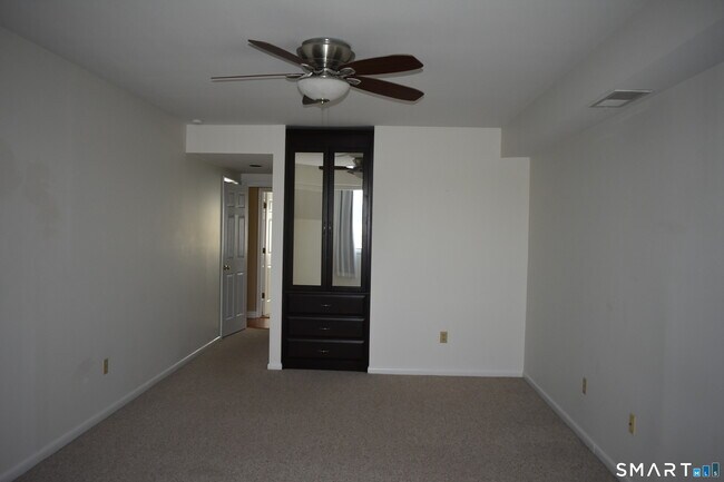 Building Photo - 735 Popes Island Rd