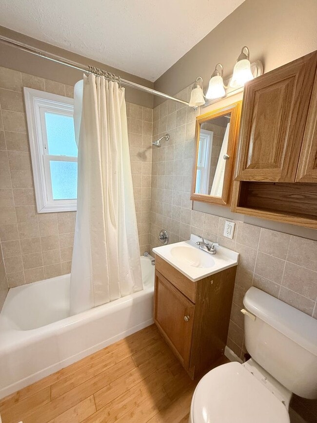 Building Photo - Charming 2-Bedroom Home Near Illinois State University