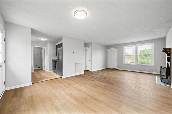 Building Photo - 3 Bedroom 2 Full Bath Home For Rent near Post!