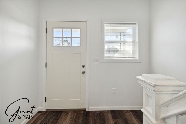 Building Photo - $1,450 - 3 Bed / 1 Bath Newly Renovated Ho...