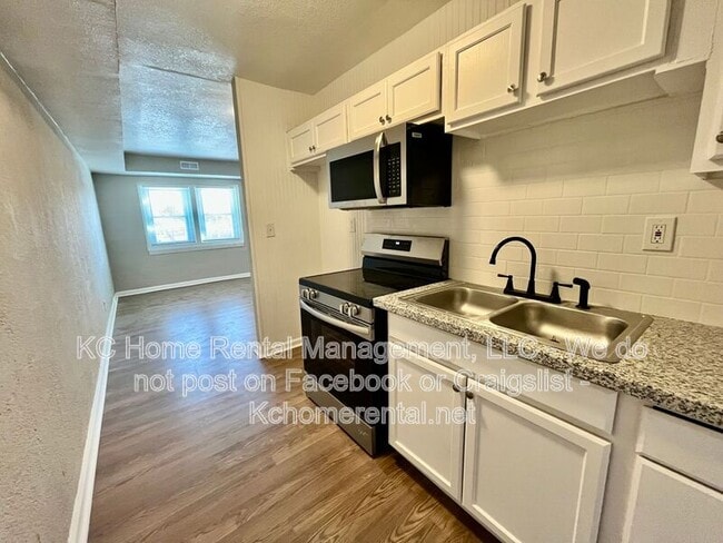 Building Photo - 4042 Paseo Blvd