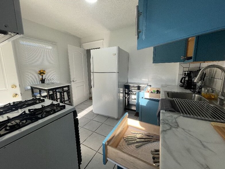 Building Photo - 1308 N Gladstone Ave