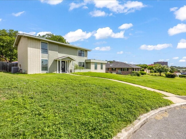 Building Photo - Spacious 3-Bedroom Home Near Medical Cente...