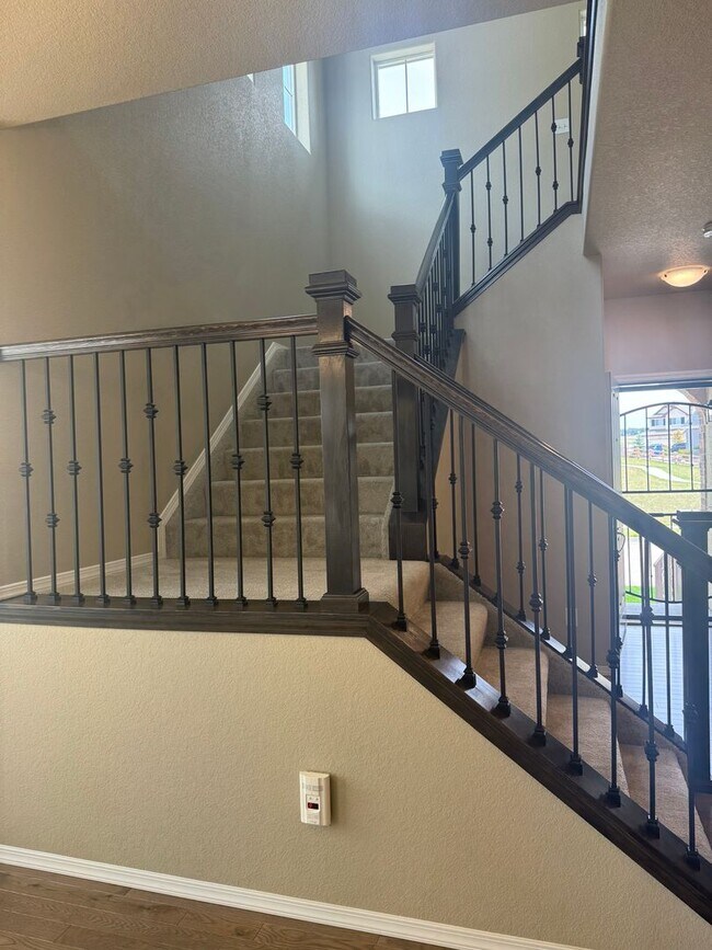 Building Photo - Living by the Lake! 3 bed, 2.5 bath, 3 car...