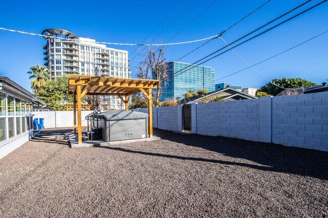 Building Photo - Biltmore District Luxury – 3 month leases avaialble 2,795.00