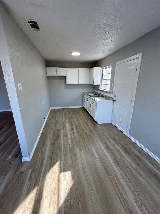 Building Photo - Discover the perfect home!