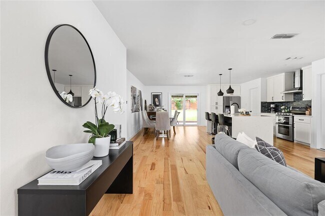 Building Photo - 8704 Clarewood Dr