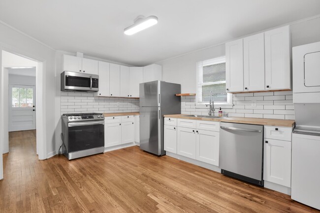 Building Photo - 1305 E 71st St