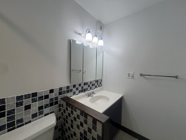 Building Photo - 1660 N La Salle Dr