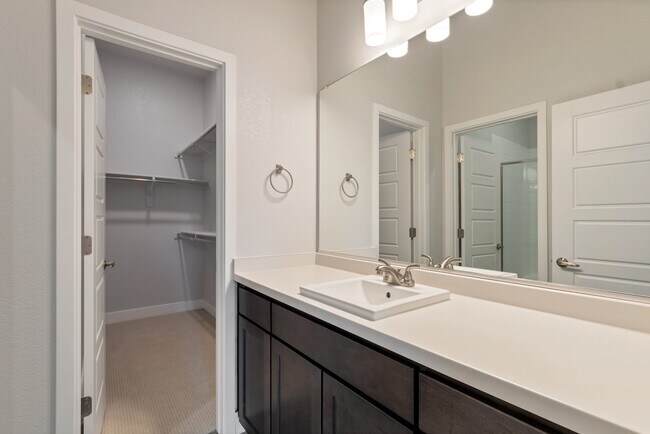 Building Photo - 549 Canary Ln