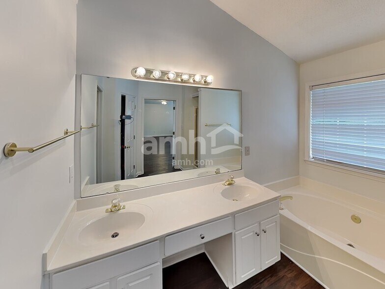 Building Photo - 11538 Laurel View Dr