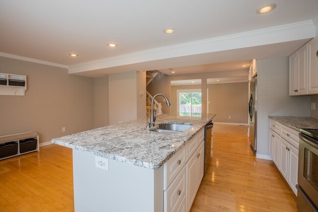 Building Photo - Stunning 3 BR/3 BA EOG Townhome in Columbia!