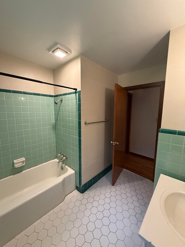 Building Photo - 5525 Springhill Rd