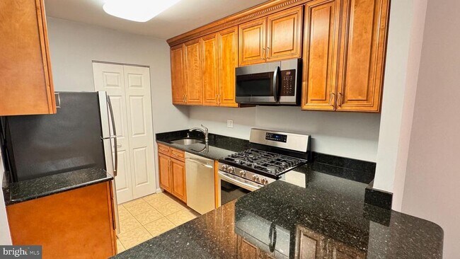 Building Photo - 5817 Cove Landing Rd