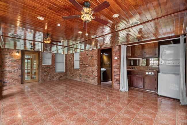 Building Photo - 115 Park Dr
