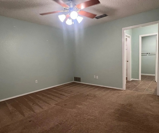 Building Photo - Charming 4 Bedroom in The Meadows