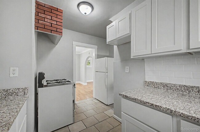 Building Photo - 1301 E Muir Ave