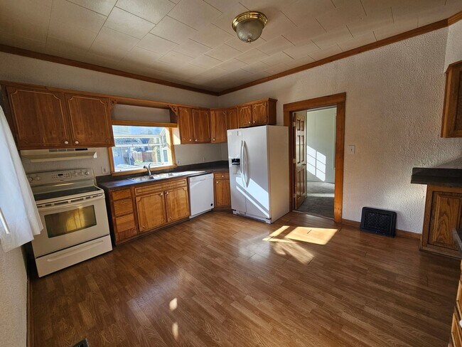 Building Photo - Spacious Home in the Slant Street Neighborhood