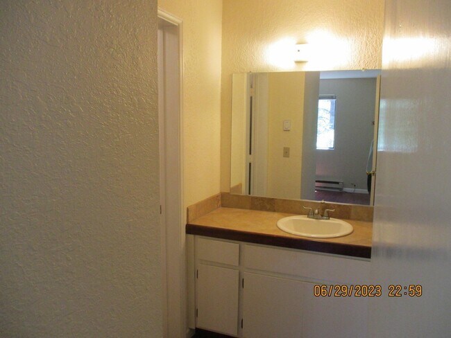 Building Photo - 2700 S White Mountain Rd