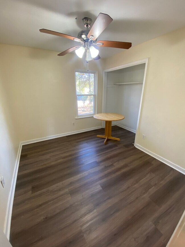 Building Photo - Gorgeous 3 Bedroom 2 Bathroom Single-Family! Freshly Remodeled!