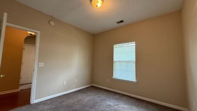 Building Photo - 3 bedroom - 2 bathroom - Stonelake Townhom...