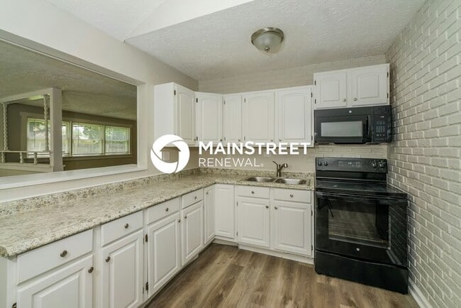 Building Photo - 3 Bedroom Pet-Friendly Home in Louisville, KY with Main Street Renewal
