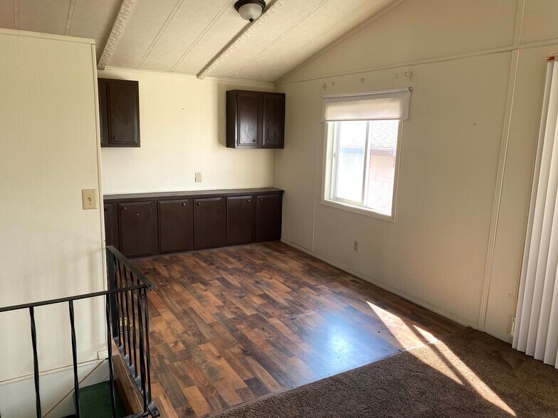 Dining room - 4270 E Valley Center Rd