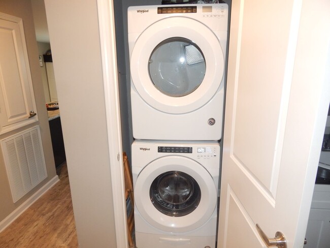 Building Photo - 180 Economy St