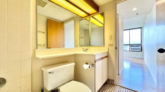 Building Photo - HIGHLY DESIRABLE 2 BED/2 BATH SPECTACULAR ...