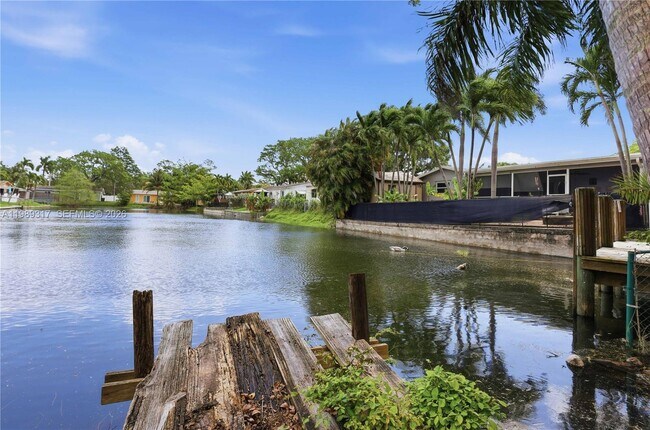 Building Photo - 4512 SW 27th Terrace