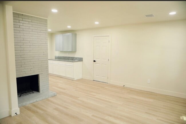 Building Photo - 5831 Chinaberry Dr